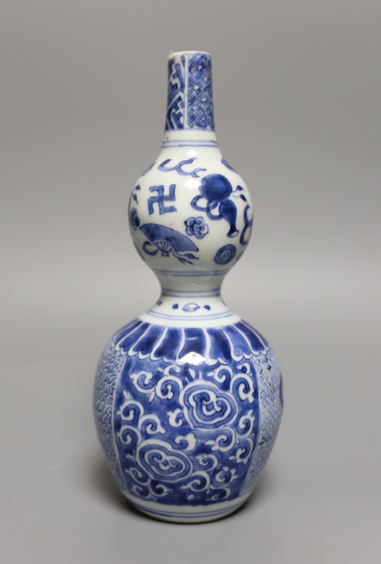 A Chinese blue and white double gourd vase, 23cm